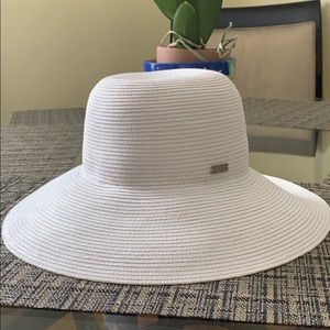 Grossamer wide brim by Betmar